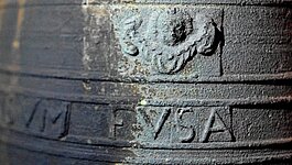 Zwischen zwei Stegen Inschrift (Majuskeln): ANNO 1699 SVM FVSA