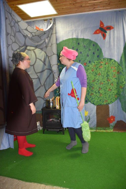 Gargamel und seine Mutter wollen Zwietracht unter den Schlümpfen säen