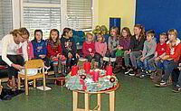 Mausclubkinder bei Liedern und Geschichten