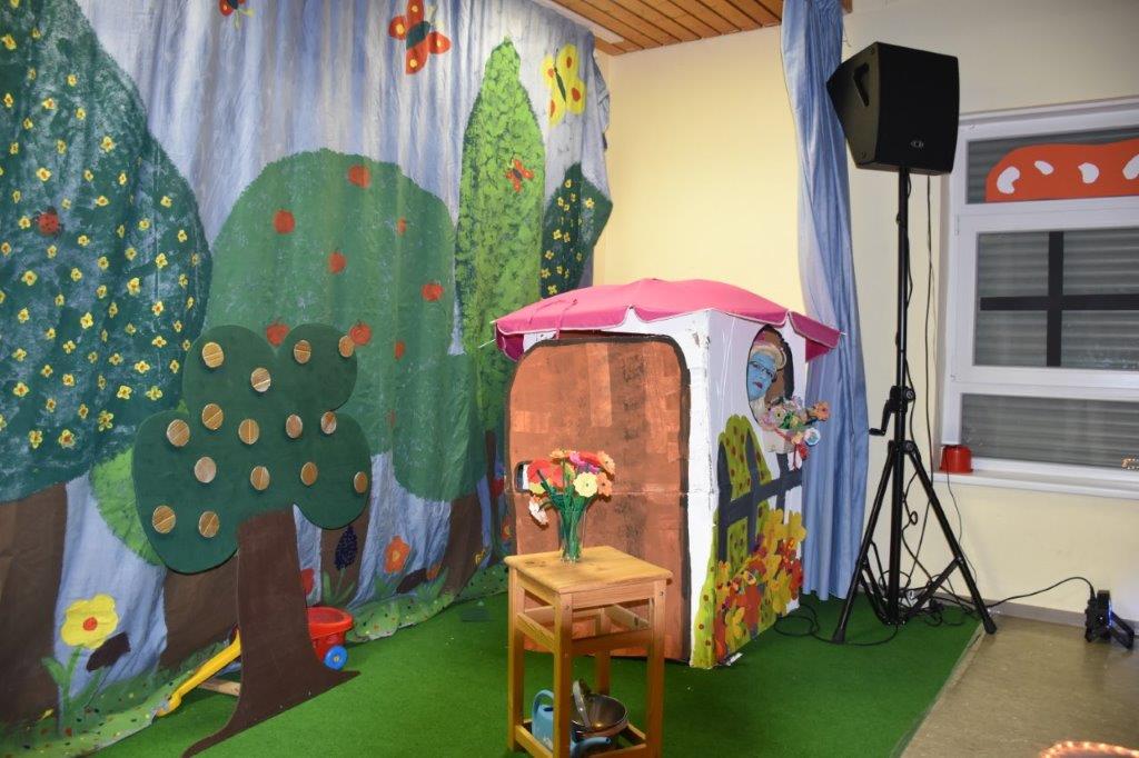 Ein verzauberter Baum und ein kleiner böser Schlumpf machen Schlumpfinchen zum Egoisten.